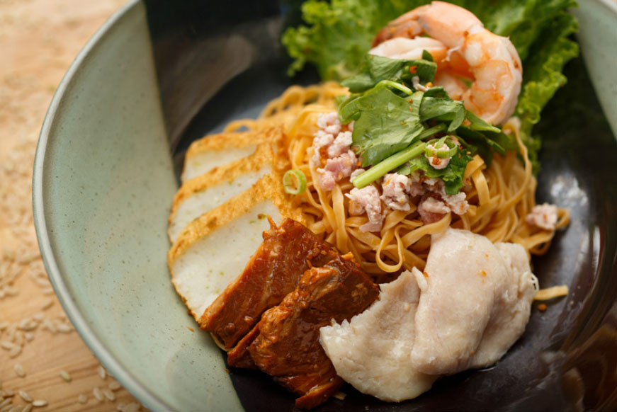 Capital Bowl: shrimp, sliced pork, assorted fish cake and minced pork over small rice noodle