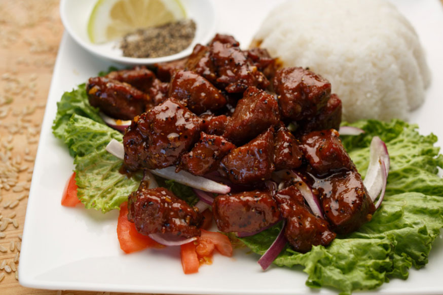 Filet mignon cubes in black pepper garlic sauce with jasmine rice